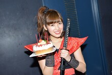 バースデーケーキを持つ仙石みなみ。