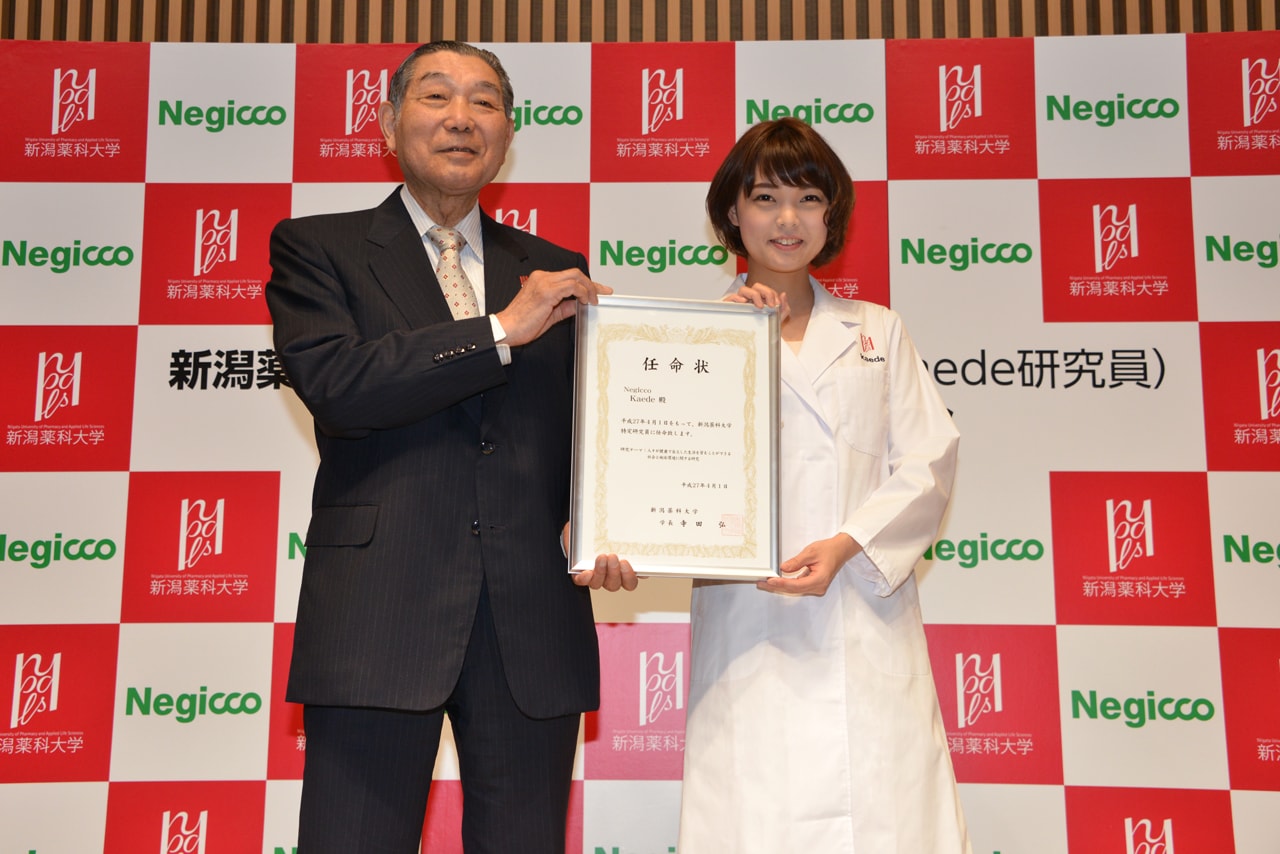 Negicco・Kaedeの大学特定研究員任命式、リーダーも白衣で飛び入り応援