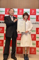 新潟薬科大学・寺田弘学長（左）とKaede研究員（右）のツーショット。