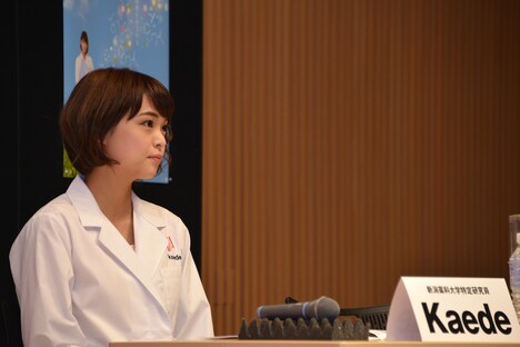 真剣な眼差しのKaede研究員。