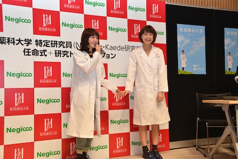 急遽登壇することになったNao☆（左）と白衣姿のリーダーに驚くKaede研究員（右）。