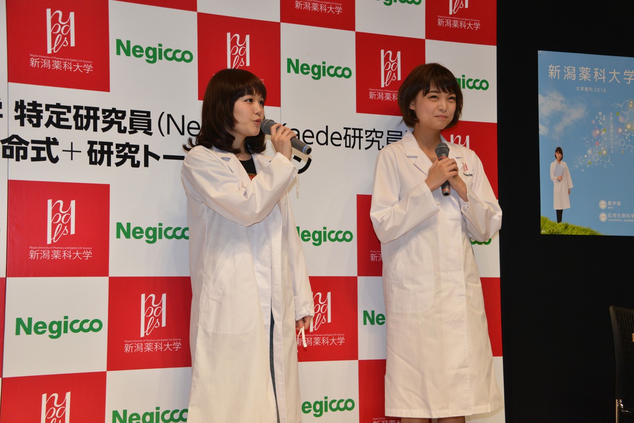 状況が飲み込めないままマイクを持たされるNao☆（左）。