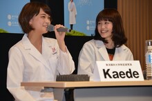 状況が飲み込めないまま席に座らされるNao☆（右）。