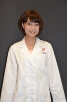 白衣姿のKaede研究員。