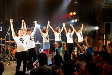 アンコールを終えたバニラビーンズとバニバンド。