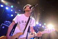 庵原将平（Vo, B）（撮影：半田安政[showcase]）