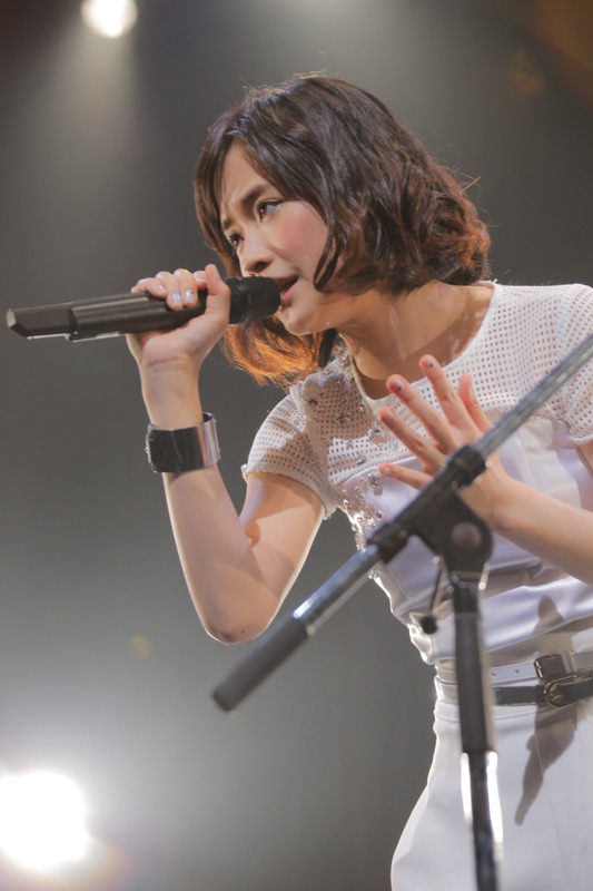 「大原櫻子 1st TOUR 2015 SPRING～CHERRYYYY BLOSSOOOOM!!!～」の様子。 （撮影：竹中圭樹）