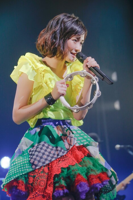 「大原櫻子 1st TOUR 2015 SPRING～CHERRYYYY BLOSSOOOOM!!!～」の様子。 （撮影：竹中圭樹）