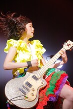 「大原櫻子 1st TOUR 2015 SPRING～CHERRYYYY BLOSSOOOOM!!!～」の様子。 （撮影：竹中圭樹）