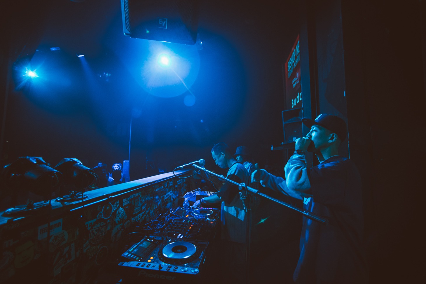 手前からISSUGI 、BudaMunk（Photo by cherry chill will）