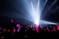 「春奈るなLIVE 2015 “Candy Lips”」東京・メルパルクホール公演の様子。