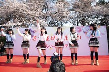 「鯱本」歴史年表ページに掲載される、チームしゃちほこデビューライブの写真。(c) SDP