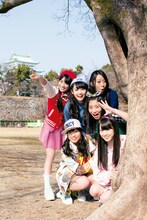 名古屋で撮影された「鯱本」撮り下ろしカット。(c) SDP