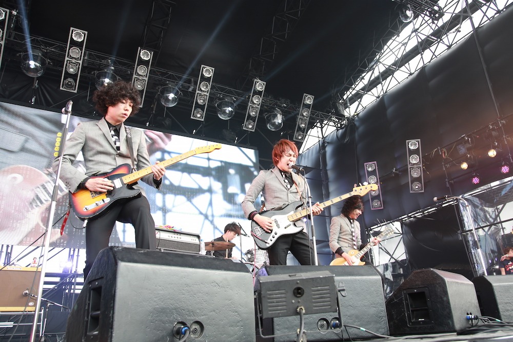 THE BAWDIES
