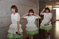 意気揚々と球場に乗り込むNao☆投手（中央）。