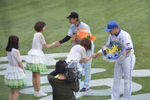 試合前のセレモニーではMeguが横浜DeNAベイスターズの4番バッター・筒香嘉智に、Kaedeが読売ジャイアンツの新潟出身・加藤健捕手に花束を贈呈した。