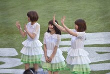 観客に手を振るNegicco。