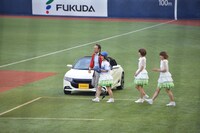 佐藤食品工業株式会社代表取締役社長・佐藤元氏とともにマウンドへと向かうNegicco。