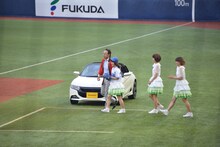 佐藤食品工業株式会社代表取締役社長・佐藤元氏とともにマウンドへと向かうNegicco。