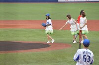 Nao☆投手を送り出すMeguとKaede。