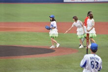 Nao☆投手を送り出すMeguとKaede。