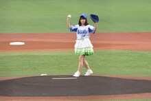 マウンドに立つNegiccoリーダー・Nao☆投手。