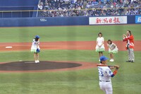 気まずそうなNao☆投手（左端）。