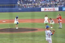 気まずそうなNao☆投手（左端）。