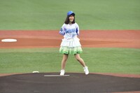 2015年5月にHARD OFF ECOスタジアム新潟のマウンドに立ったNegiccoリーダーNao☆。