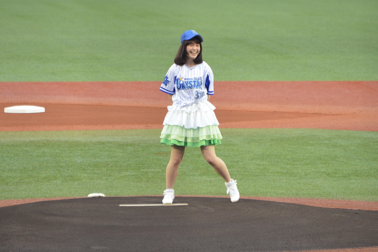 「音楽と髭達2015」の会場となるHARD OFF ECOスタジアム新潟で5月9日にプロ野球公式戦の始球式を務めたNegiccoのリーダーNao☆。
