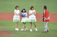 照れ笑いを浮かべるNao☆投手（左から2番目）。