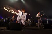 「HALL LOTTA LOVE ～ホールに溢れる愛を～」大阪公演の様子。（撮影：仁礼博）