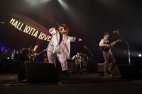 「HALL LOTTA LOVE ～ホールに溢れる愛を～」大阪公演の様子。（撮影：仁礼博）