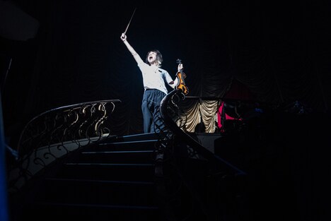 稲村太佑(G, Vo / アルカラ)(Photo by AZUMA Tatsuya)