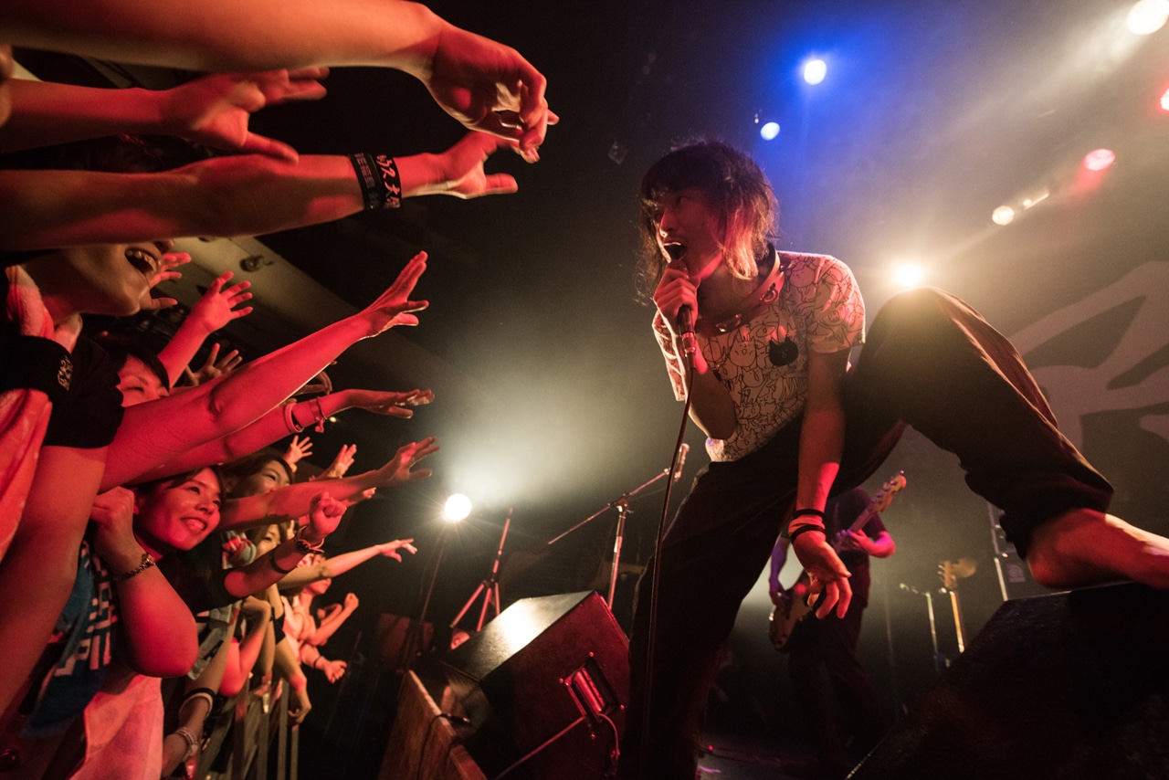 稲村太佑（G, Vo / アルカラ）（Photo by AZUMA Tatsuya）