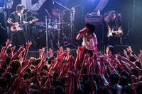 アルカラのライブの様子。（Photo by AZUMA Tatsuya）