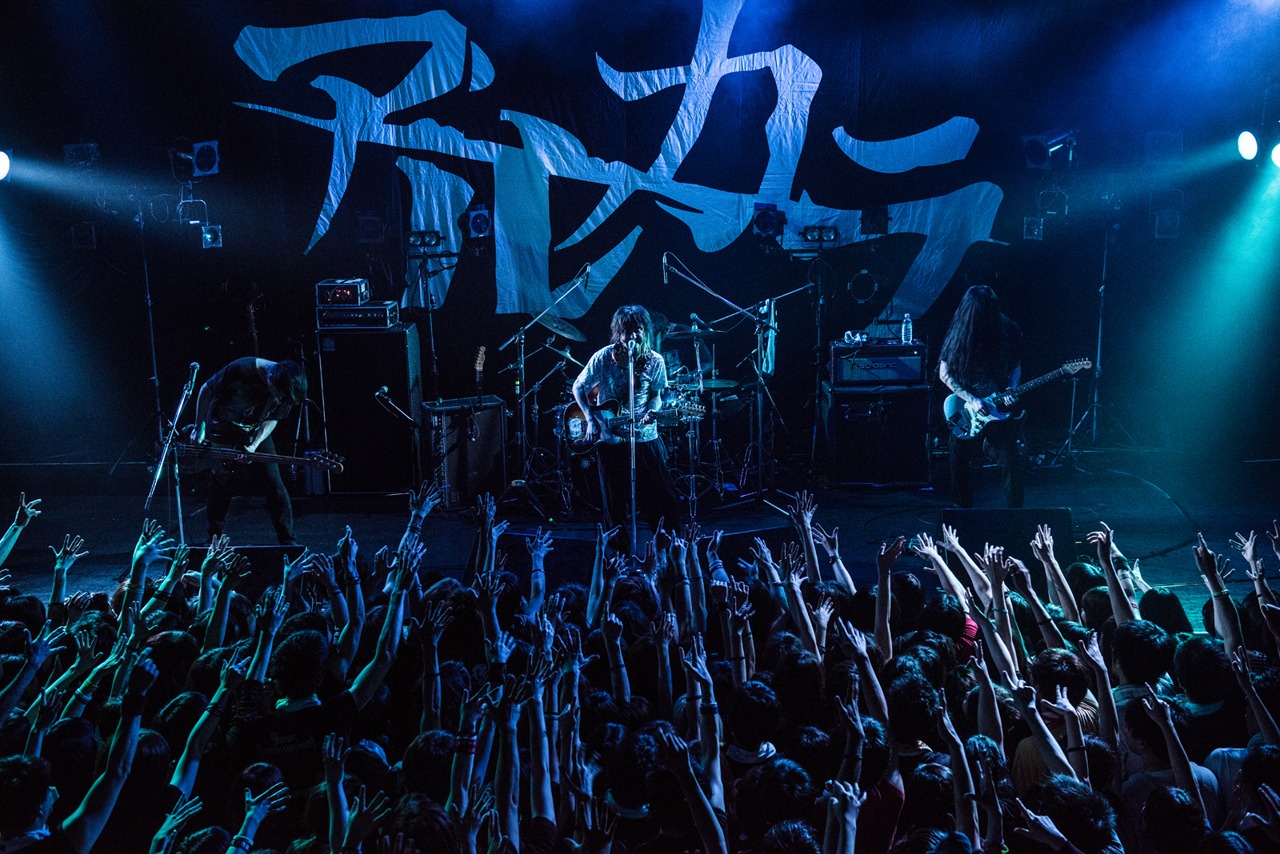 アルカラのライブの様子。（Photo by AZUMA Tatsuya）