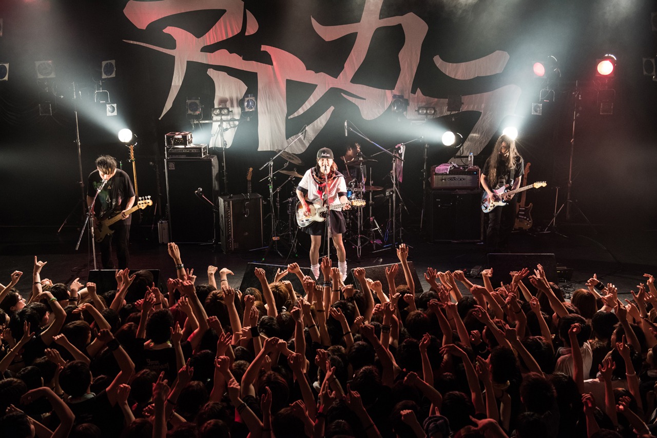 アルカラのライブの様子。（Photo by AZUMA Tatsuya）