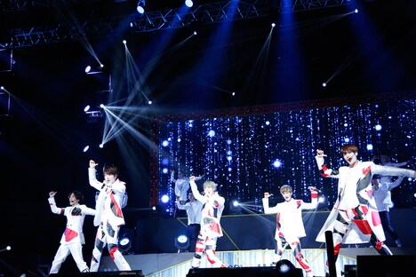 「超新星LIVE TOUR 2015 “Girl Friends”」東京・日本武道館公演の様子。