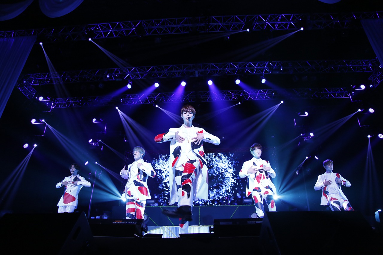 「超新星LIVE TOUR 2015 “Girl Friends”」東京・日本武道館公演の様子。