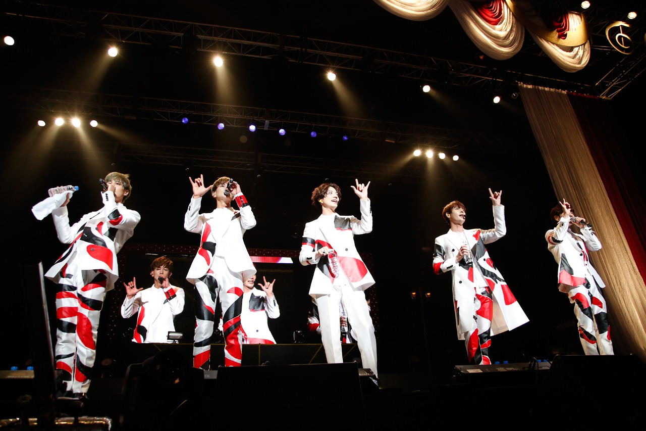 「超新星LIVE TOUR 2015 “Girl Friends”」東京・日本武道館公演の様子。