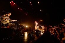 cali≠gari「セックスと嘘とライヴハウス」東京・赤坂BLITZ公演の様子。（撮影：小松陽祐）