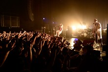 cali≠gari「セックスと嘘とライヴハウス」東京・赤坂BLITZ公演の様子。（撮影：小松陽祐）