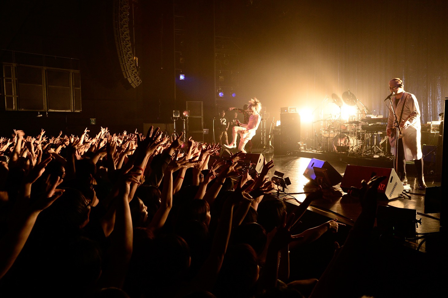 cali≠gari「セックスと嘘とライヴハウス」東京・赤坂BLITZ公演の様子。（撮影：小松陽祐）