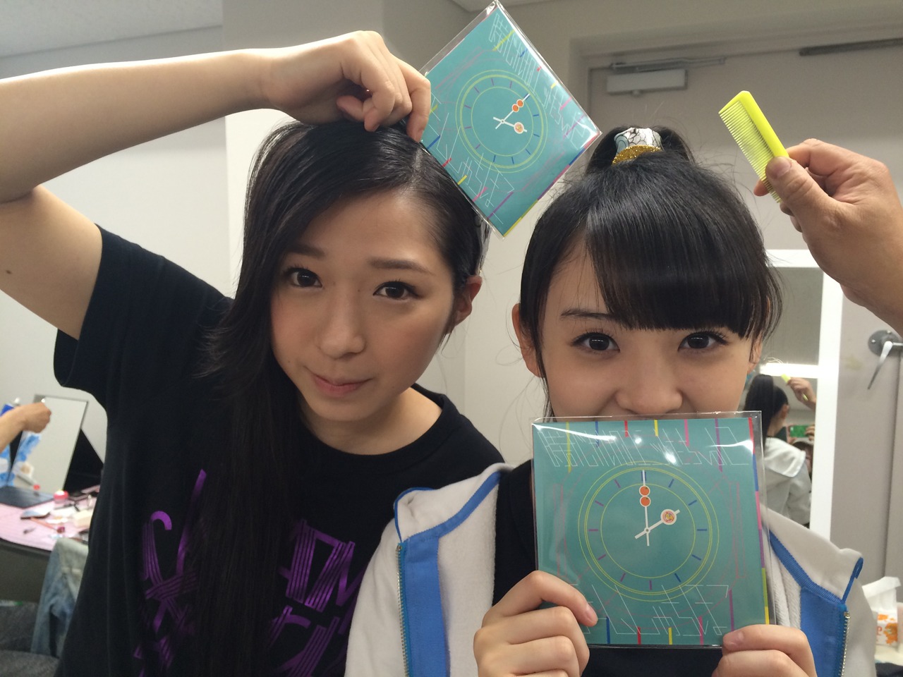 左から「時計仕掛けのユニットたちvol.2」を手にする大黒柚姫、咲良菜緒。