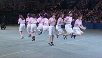 「AKB48大運動会」より、チームAの大縄跳びの様子。