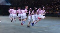 「AKB48大運動会」より、チームAの大縄跳びの様子。