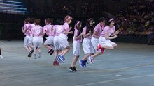 「AKB48大運動会」より、チームAの大縄跳びの様子。