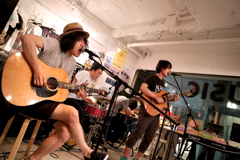 5月7日に東京・残響shopにて行われたライブイベント「酒縁その2」の様子。（Photo by Viola Kam［V'z Twinkle］）