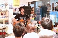 ハシダカズマ（箱庭の室内楽）（Photo by Viola Kam［V'z Twinkle］）